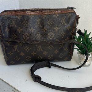 Louis Vuitton Monogram Crossbody 
Date Code MI 871
10x 8” 3”